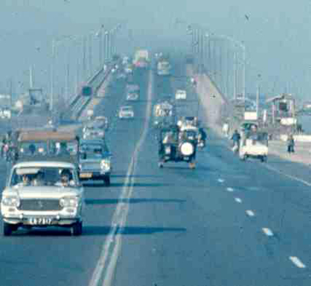 Cầu Xa Lộ năm 1965. 