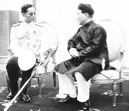 Tổng Thống Ngô Đình Diệm bận quốc phục Việt Nam tiếp Hoàng Thái Tử Thái Lan năm 1957.