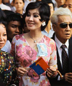 Sáng ngày 1 Tháng 5, 1975 một số dân  Sài Gòn lộn mặt, lộn cờ đi chào đón bọn cướp nước. 