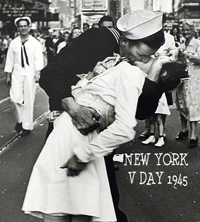 Ảnh hôn nhau được người trên thế giới xem nhiều nhất: Người Lính Hải Quân Mỹ đi vào Time Square ở New York được tin Nhật đầu hàng, Thế Chiến Thứ Hai chấm dứt. Mọi người vui mừng. Anh Lính Mỹ ôm hôn một nữ y tá anh không quen biết. 70 năm sau, ảnh được dùng lại nhân kỷ niệm V Day 1945. Người ta thắc mắc: Không biết tên anh Lính và cô y tá trong ảnh. 