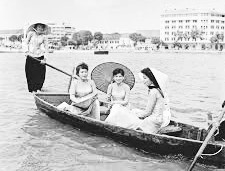 Từ Sài Gòn sang Thủ Thiêm, năm 1960. Thiếu nữ ngồi giữa  đò che dù. 