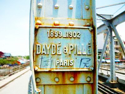 Bảng ghi ngày tháng xây cầu: Khởi công : Năm 1899, hoàn thành năm 1902, hãng thầu DAYDE & PILLE. Paris