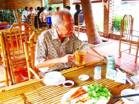 Dương Hà, tác giả Bên Dòng Sông Trẹm, Thủ Đức năm 2005. Dương Hà nay sống bình yên ở Thủ Đức.