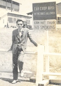 Hoàng Hải Thủy, phóng viên nhật báo Saigonmới, ở phi trường Qui Nhơn năm 1960.